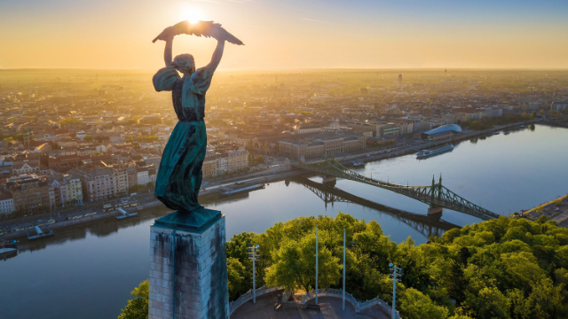 Freiheitsstatue - Budapest | Secret World Trip Planner