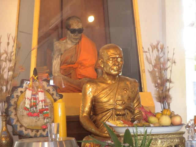 La Mummia à Luang Pho Dang - Amphoe Ko Samui | Secret World Trip Planner