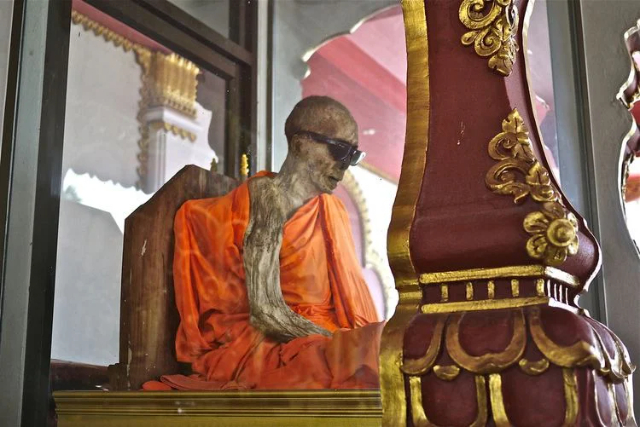 La Mummia à Luang Pho Dang - Amphoe Ko Samui | Secret World Trip Planner