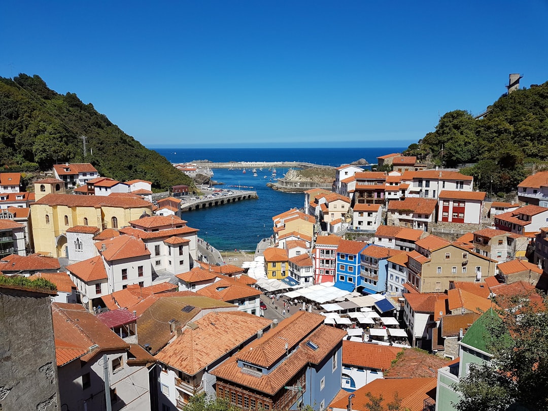 Cudillero est assis sur le flanc de la montagne, face à la mer - Cudillero | Secret World Trip Planner