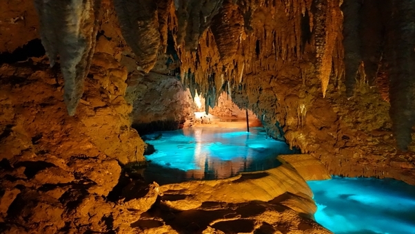 Okinawa | Grotte de GyokusendoUne belle grotte éclairée — Prefettura di Okinawa
