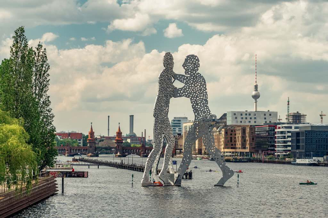 Les hommes-molécules - Berlin | Secret World Trip Planner