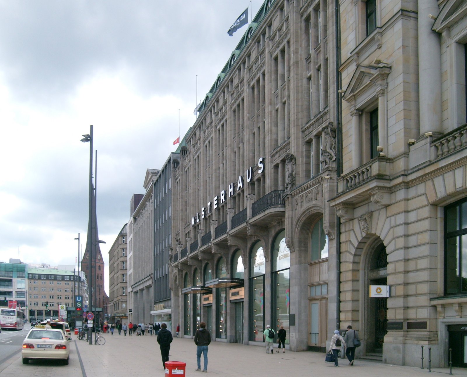 An Jungfernstieg is é an tsráid cáiliúil i Hamburg - Hamburg | Secret World Trip Planner