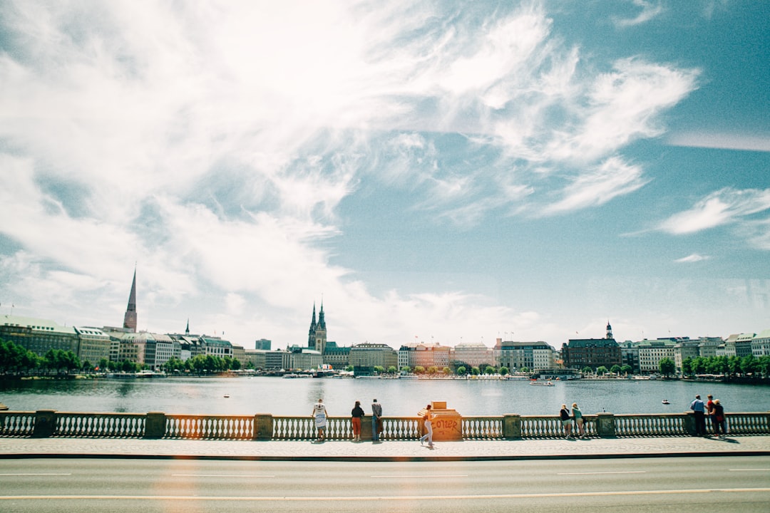 An Jungfernstieg is é an tsráid cáiliúil i Hamburg - Hamburg | Secret World Trip Planner