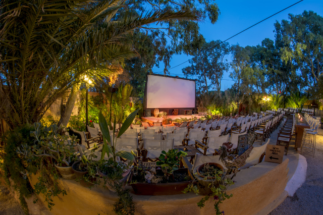 Il cinema all'aperto di Santorini - Kamari | Secret World Trip Planner