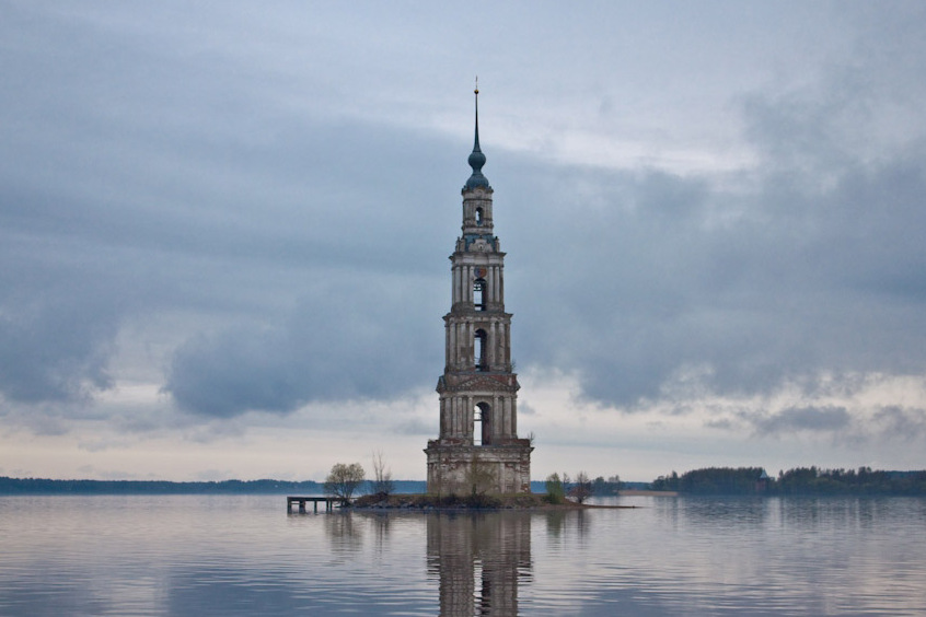 Russie | Le clocher de l'église Saint-Nicolas inondée — Kaljazin