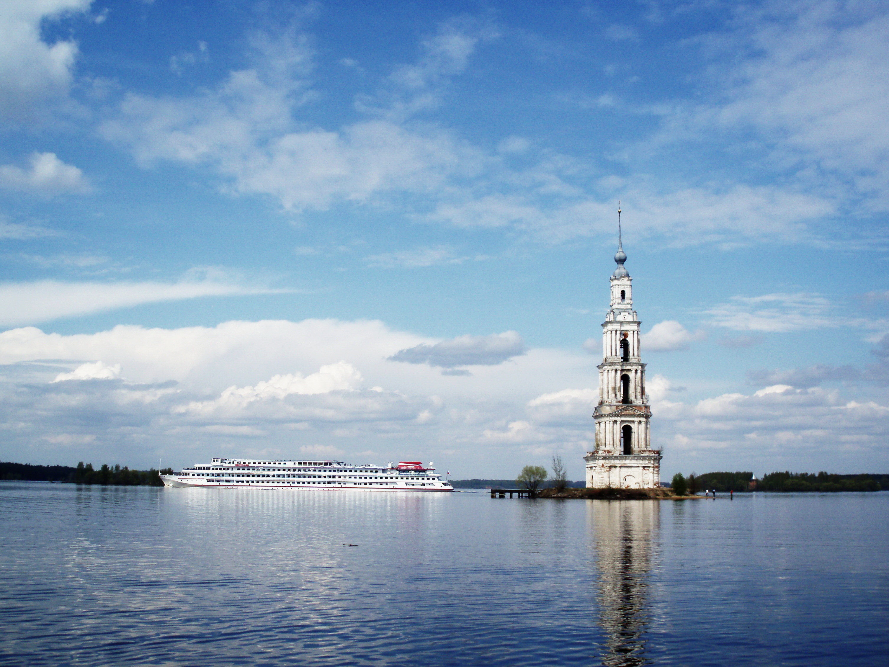 Russie | Le clocher de l'église Saint-Nicolas inondée - Kaljazin | Secret World Trip Planner