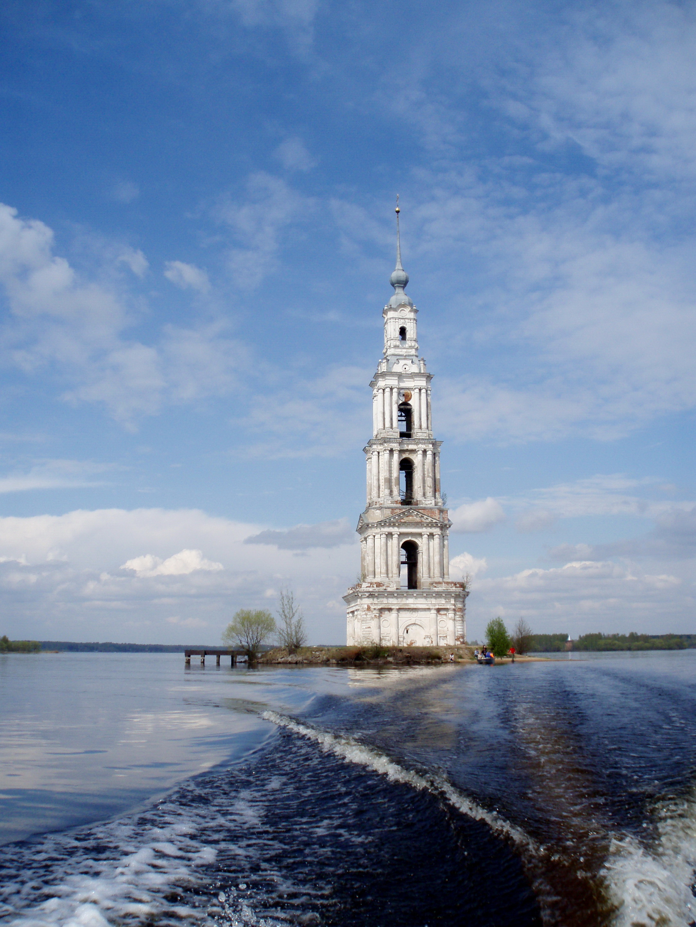 Russie | Le clocher de l'église Saint-Nicolas inondée - Kaljazin | Secret World Trip Planner