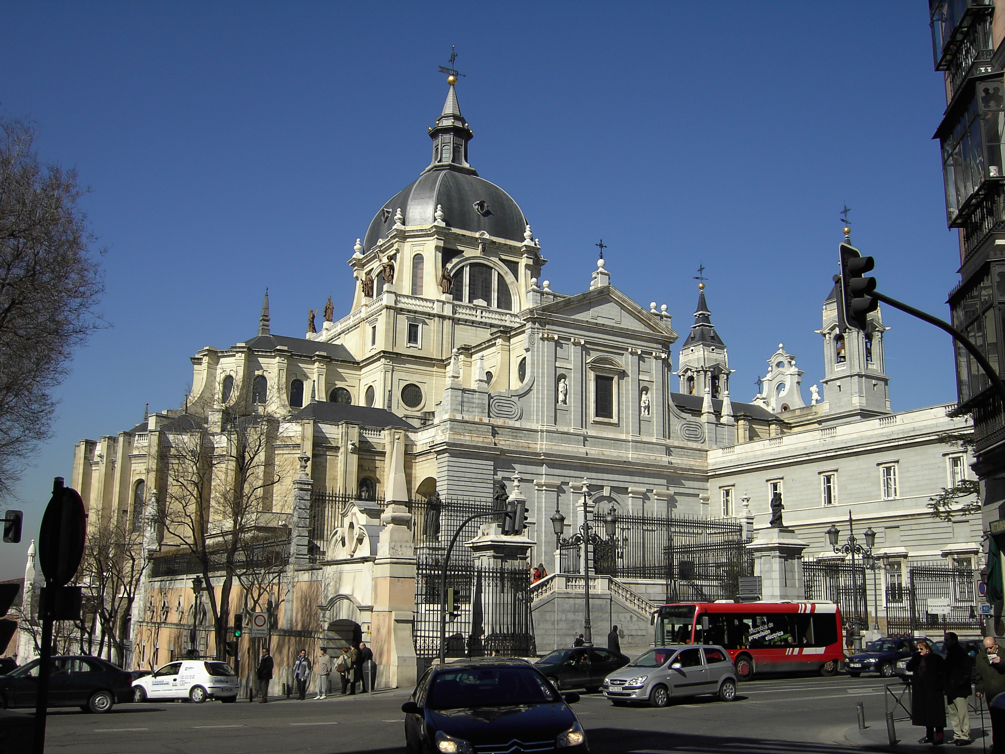 Kathedraal van Santa María la Real de la Almudena - Madrid | Secret World Trip Planner
