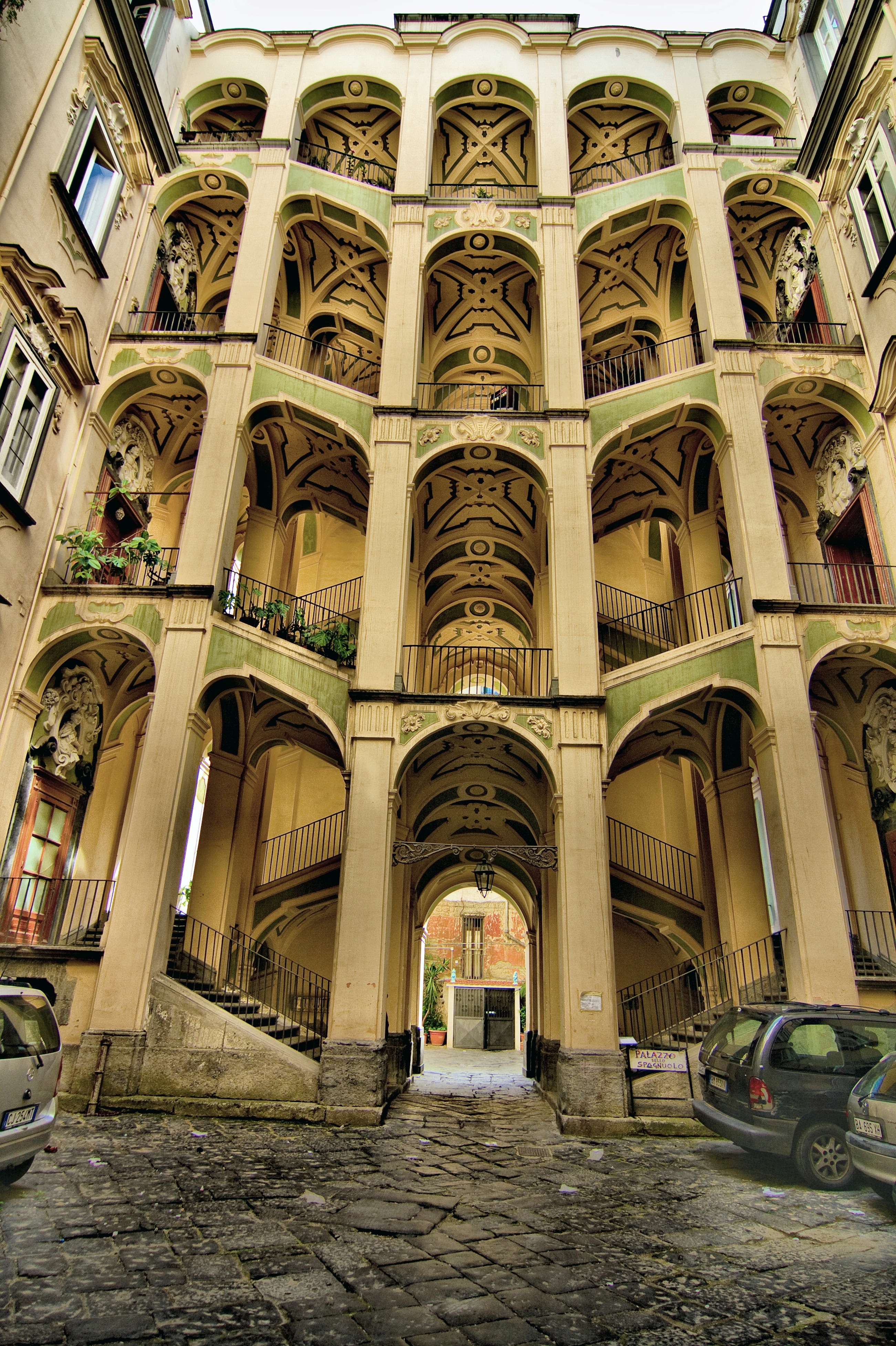 スペイン宮 - Napoli | Secret World Trip Planner