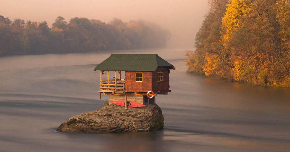 Une petite maison au milieu de la rivière Drina — Bajina Bašta