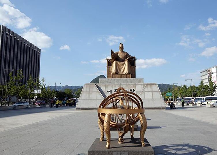 Gwanghwamun Square is a big and lovely square in Seoul — Jongno-gu