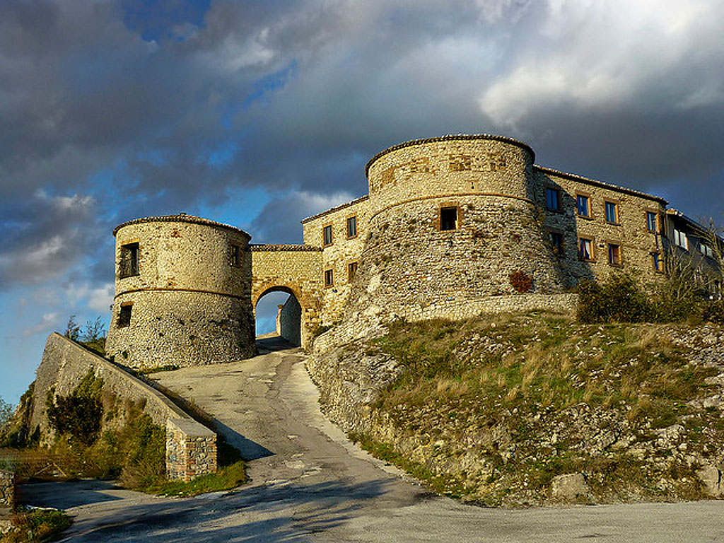 Azzurrinas spøgelse i Montebello-slottet - Montebello | Secret World Trip Planner