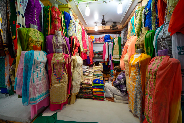 Marché Mangaldas : Le paradis des tissus et le refuge des boutiques sur mesure de Mumbai - Mumbai | Secret World Trip Planner