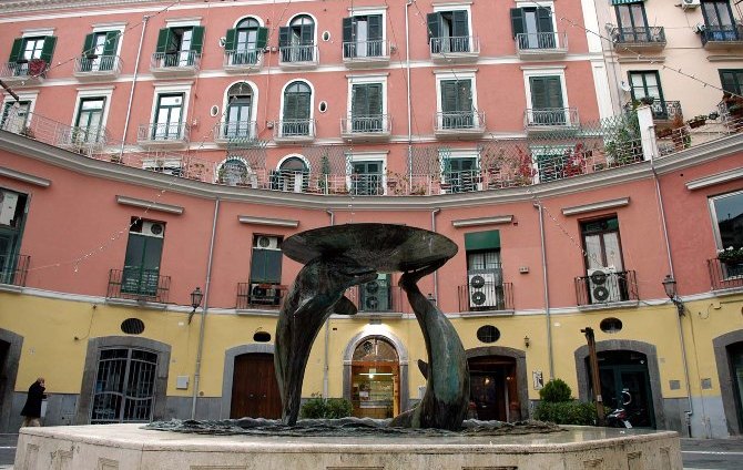 Salerno : Delphin-Brunnen - Salerno | Secret World Trip Planner