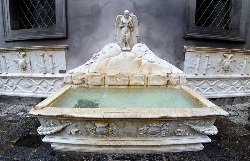Fontaine de la Spinacorona - Napoli | Secret World Trip Planner