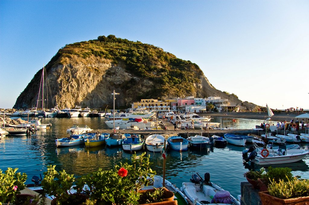Il Pittoresco Borgo di Sant’Angelo d’Ischia - Isola d'Ischia | Secret World Trip Planner