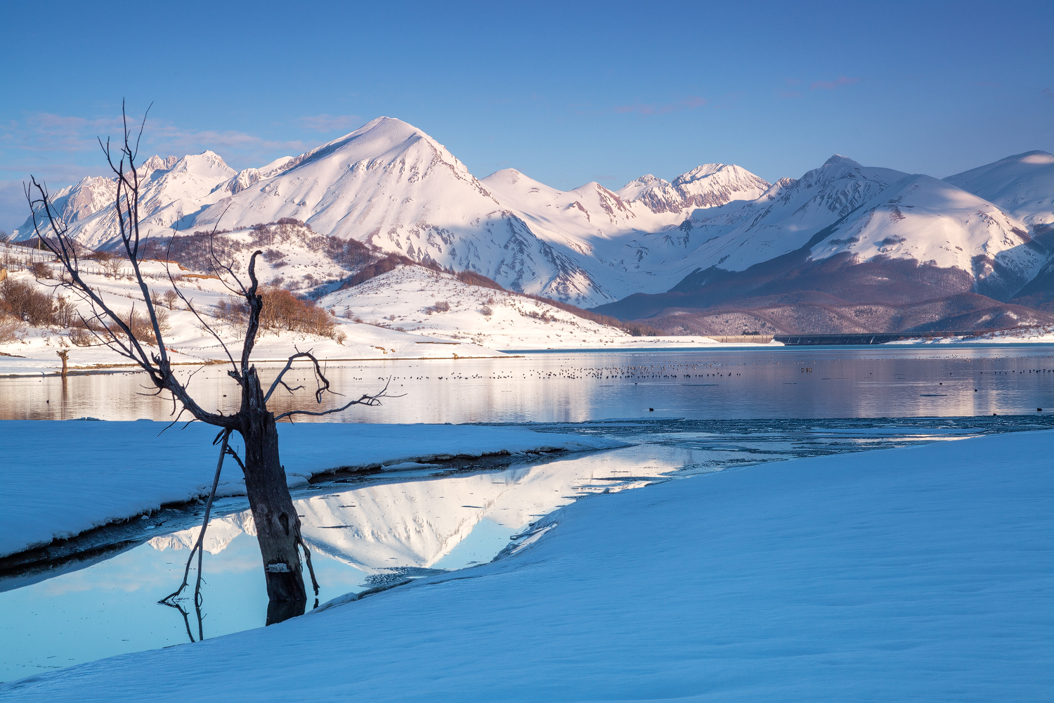 Lago di Campotosto - Lago di Campotosto | Secret World Trip Planner