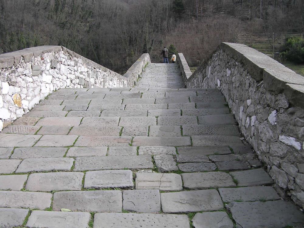 Ponte “del Diavolo” o “della Maddalena”, - Borgo a Mozzano | Secret World Trip Planner