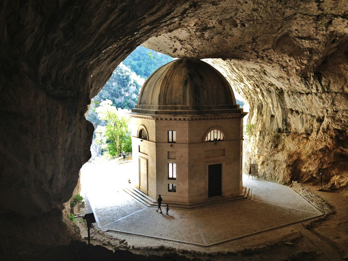 Tempio di Valadier, un gioielllo nella roccia - Pianello | Secret World Trip Planner