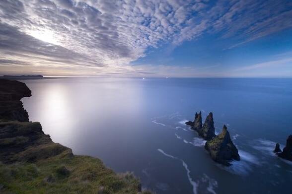 Reynisdrangar à la plage de Reynisfjara — Reynisdrangar