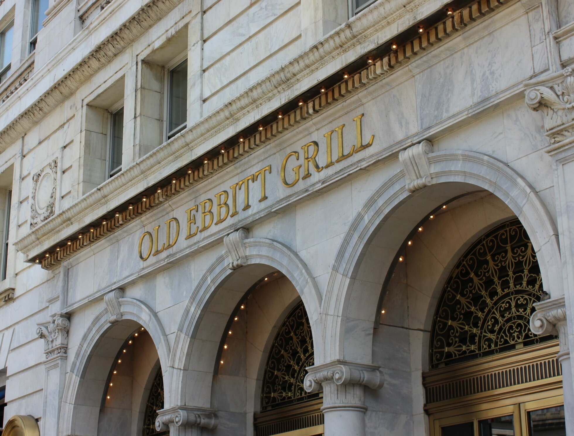 Old Ebbitt Grill, fondé en 1856, est le plus ancien saloon de Washington. — Old Ebbitt Grill