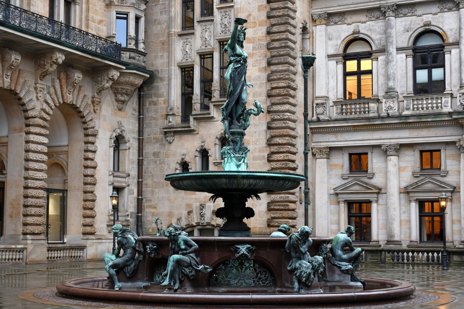 Stadhuis van Hamburg - Hamburg | Secret World Trip Planner
