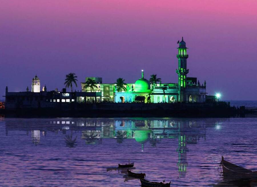 Mumbai: Haji Ali Dargah - one of the most famous Mosque. — Mumbai