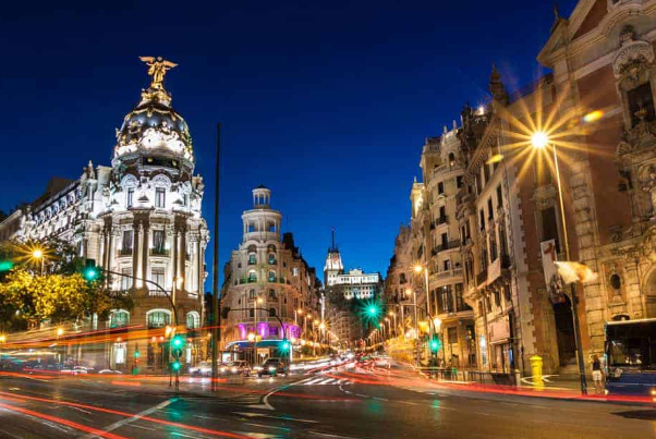 La Gran Vía est la rue la plus célèbre de Madrid. - Madrid | Secret World Trip Planner