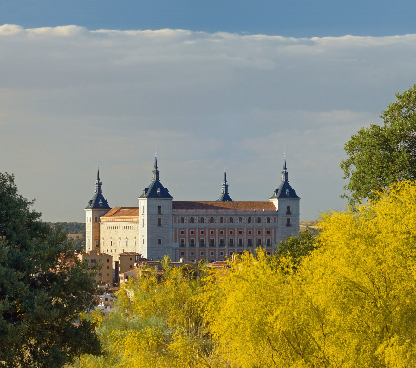 Vues de l'Alcazar au loin depuis le Mirador del Valle - Toledo | Secret World Trip Planner