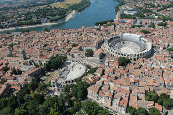 Arles est une ville du sud de la France. — Arles