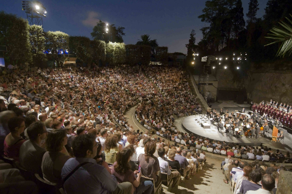 Le Teatre Grec est un amphithéâtre en plein air situé sur la montagne de Montjuïc. - Barcelona | Secret World Trip Planner