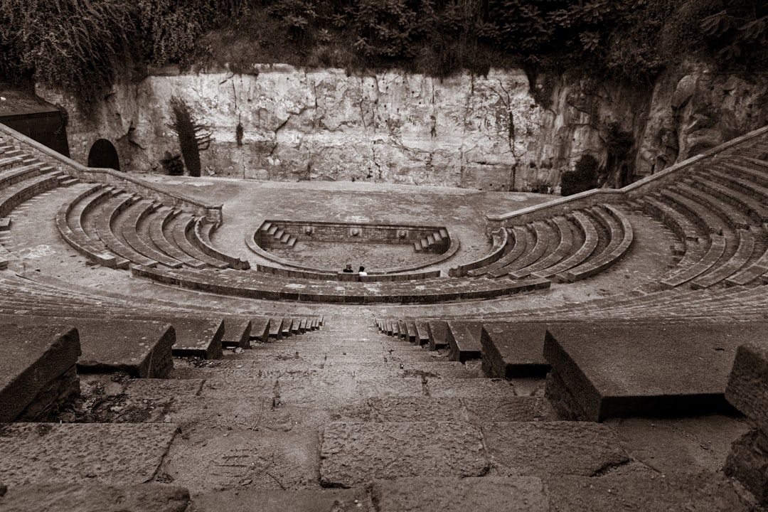 Le Teatre Grec est un amphithéâtre en plein air situé sur la montagne de Montjuïc. - Barcelona | Secret World Trip Planner