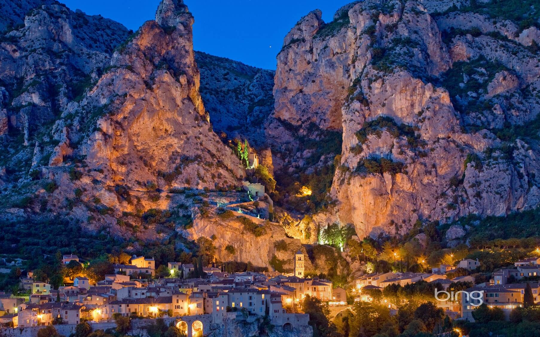 Moustiers-Sainte-Marie : Amazing Provence - Moustiers-Sainte-Marie | Secret World Trip Planner