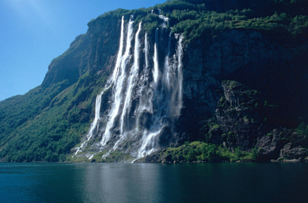 La chute d'eau des Sept Sœurs en Norvège — Stranda