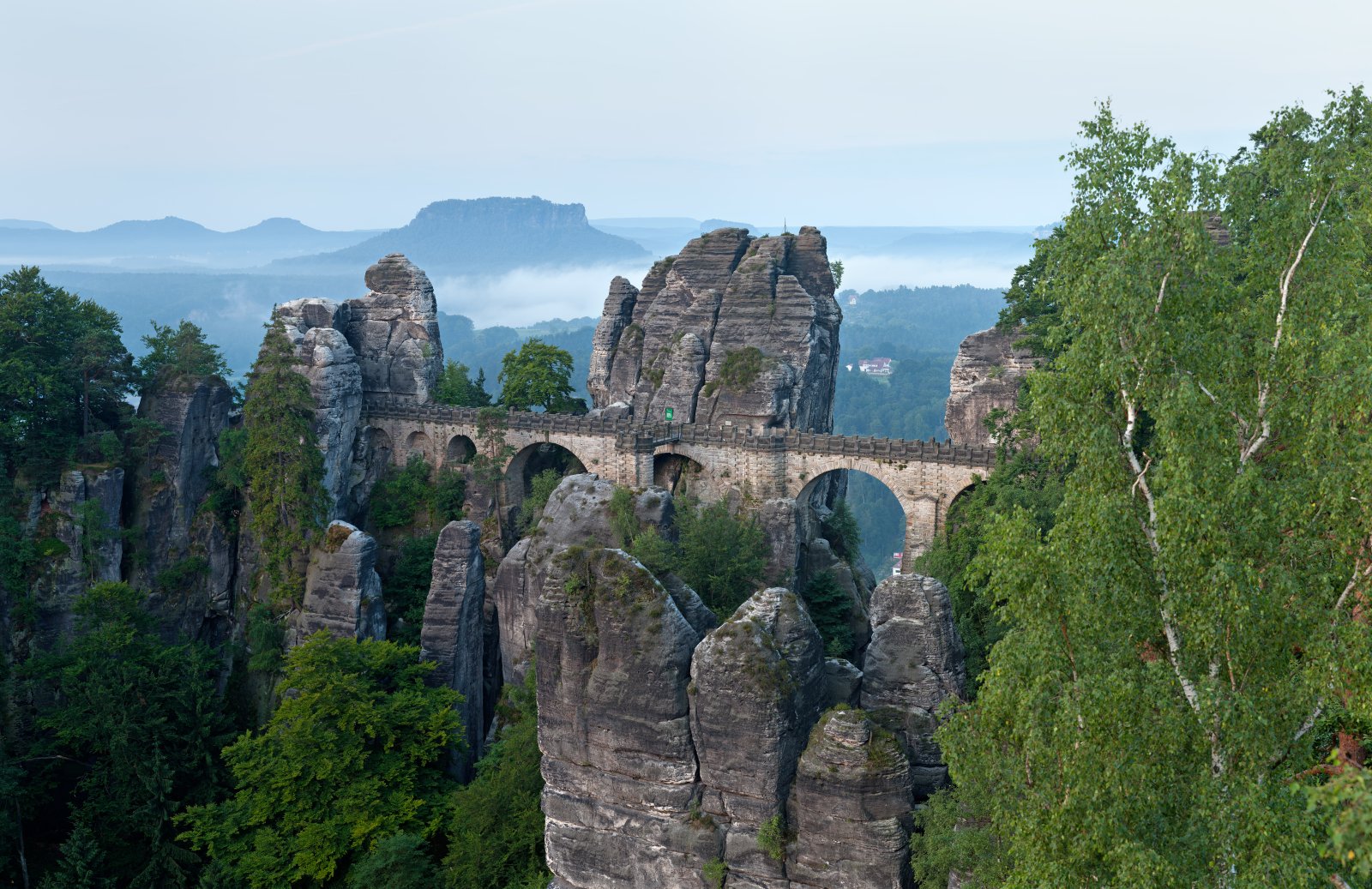 Le pont Bastei dans les montagnes de grès de l'Elbe - Rathen | Secret World Trip Planner