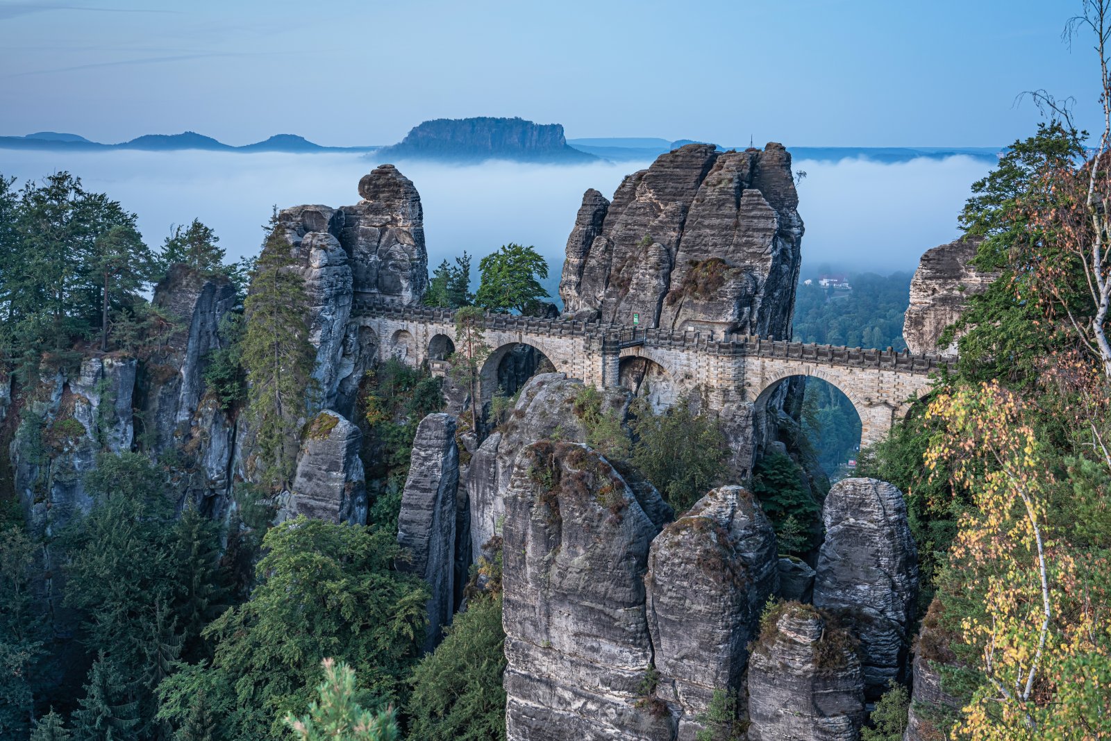 Le pont Bastei dans les montagnes de grès de l'Elbe - Rathen | Secret World Trip Planner