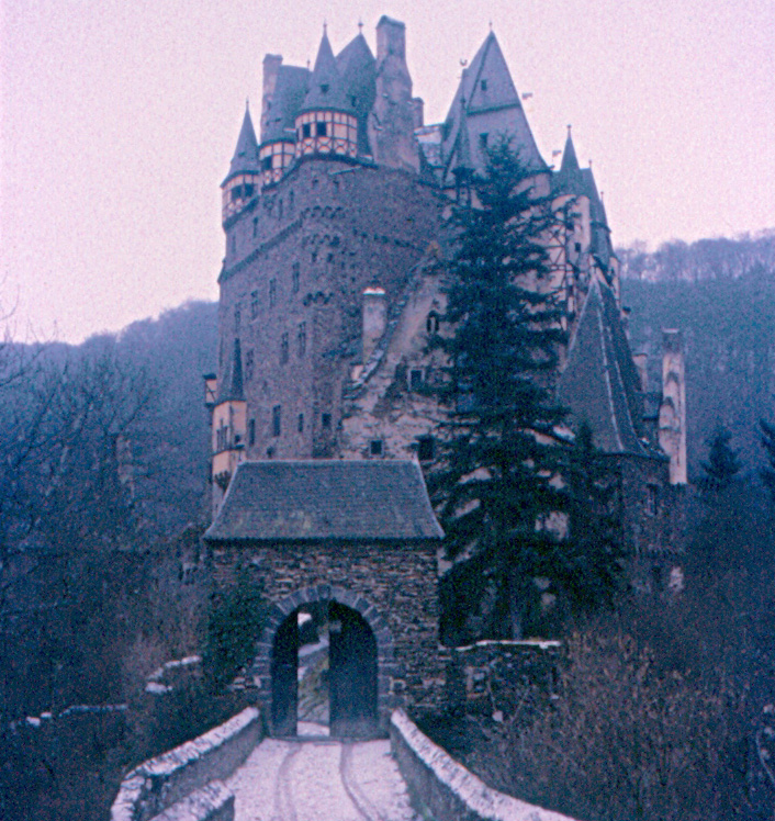 Magical Burg Eltz Castle - Münstermaifeld | Secret World Trip Planner