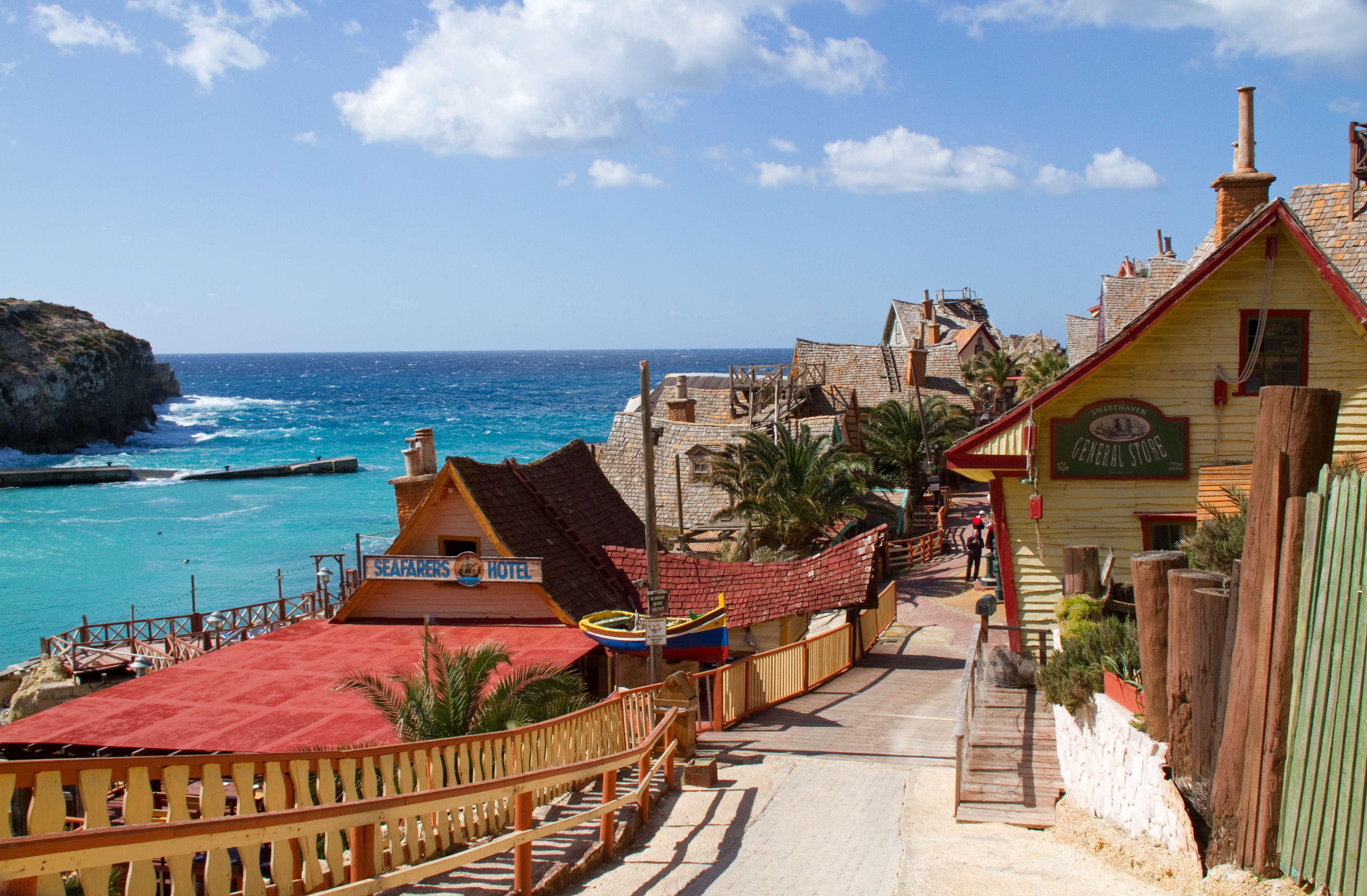 Le village de Popeye à Malte - Anchor Bay | Secret World Trip Planner
