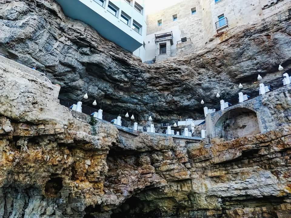 Itālija:Klints restorāns (Grotta Palazzese) - Polignano A Mare | Secret World Trip Planner
