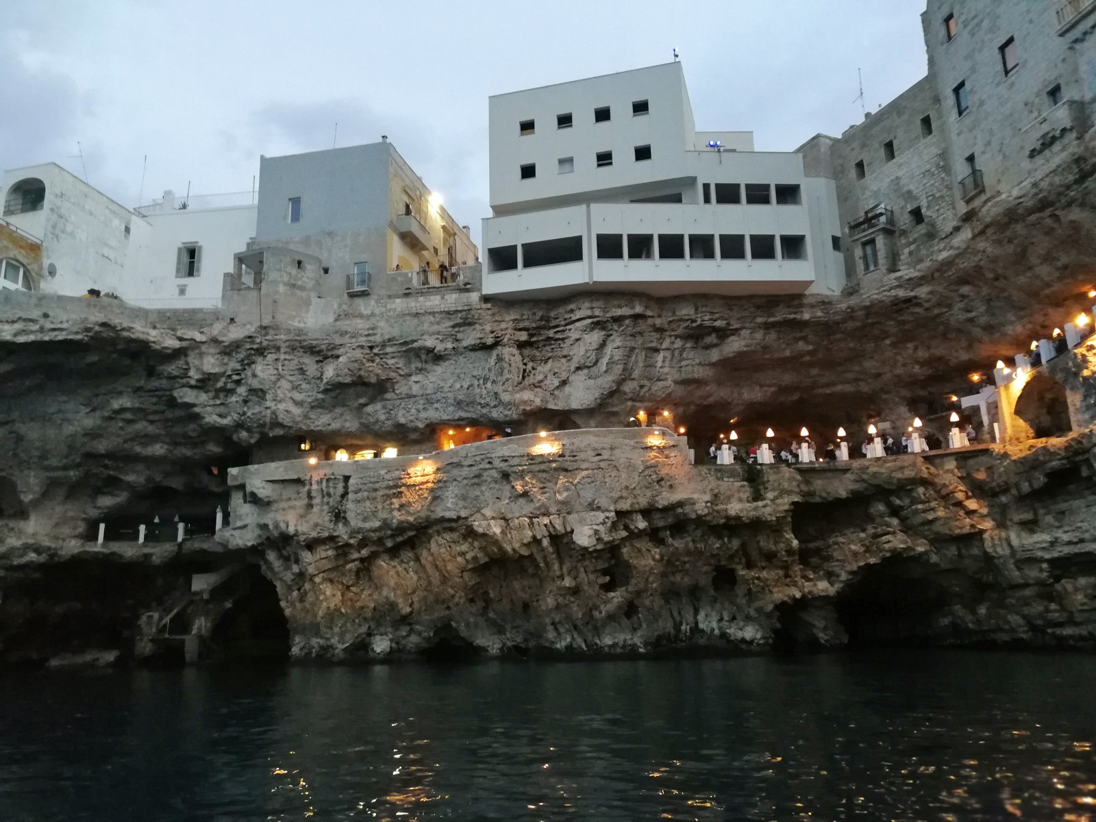 Itālija:Klints restorāns (Grotta Palazzese) - Polignano A Mare | Secret World Trip Planner