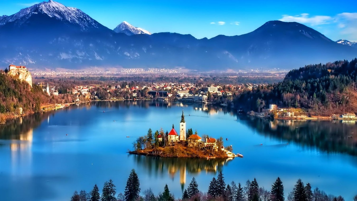 Lake Bled is a romantik lake in the Julian Alps — 4260 Bled
