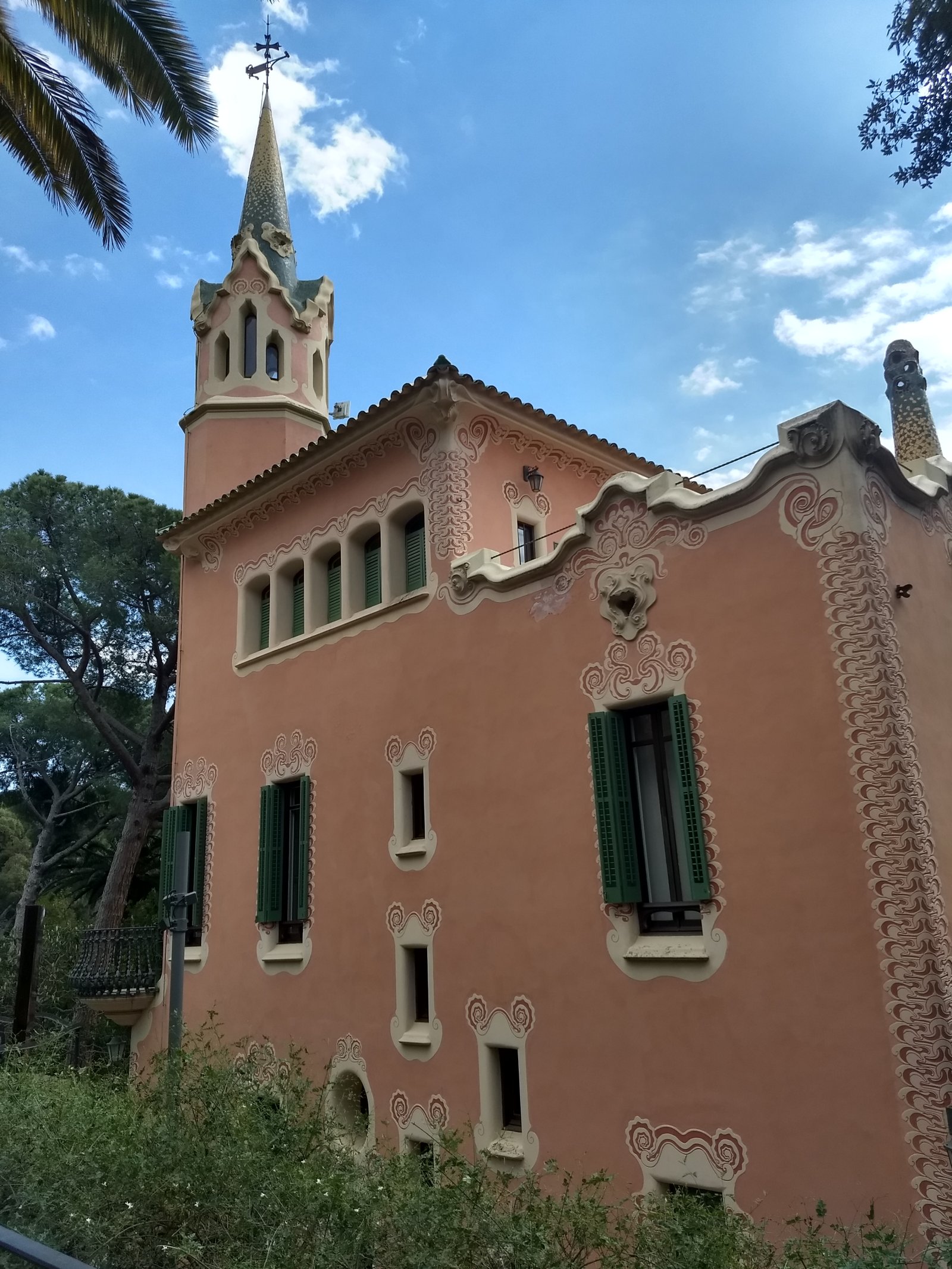 Barcelona's Park Güell - Barcelona | Secret World Trip Planner