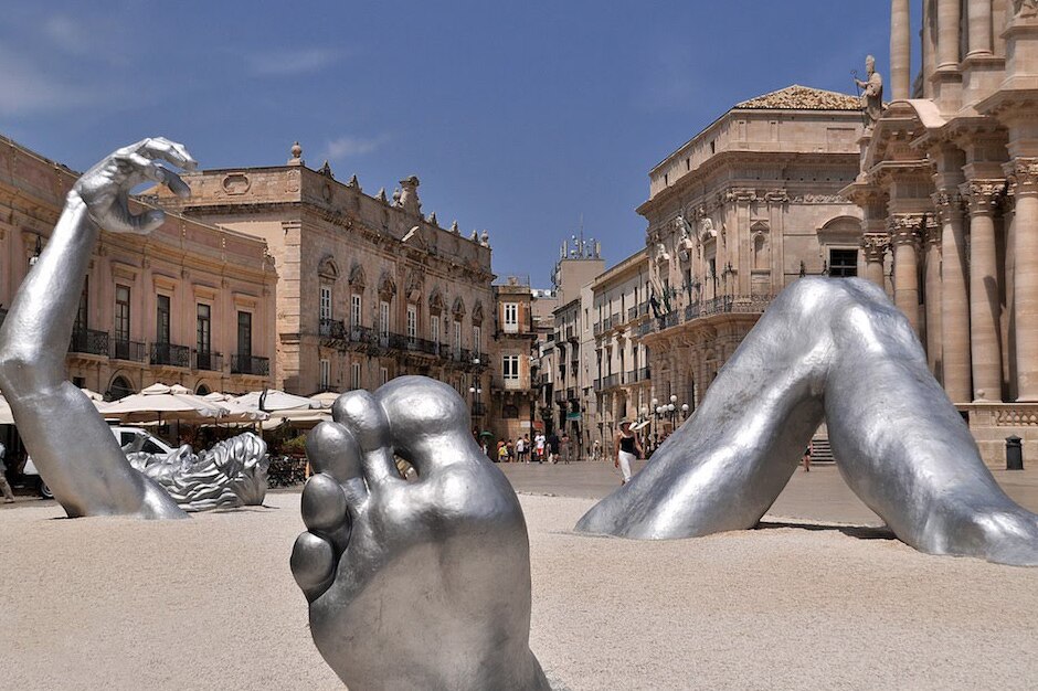 Siracusa : Piazza Duomo - Le réveil par Seward Johnson — Siracusa