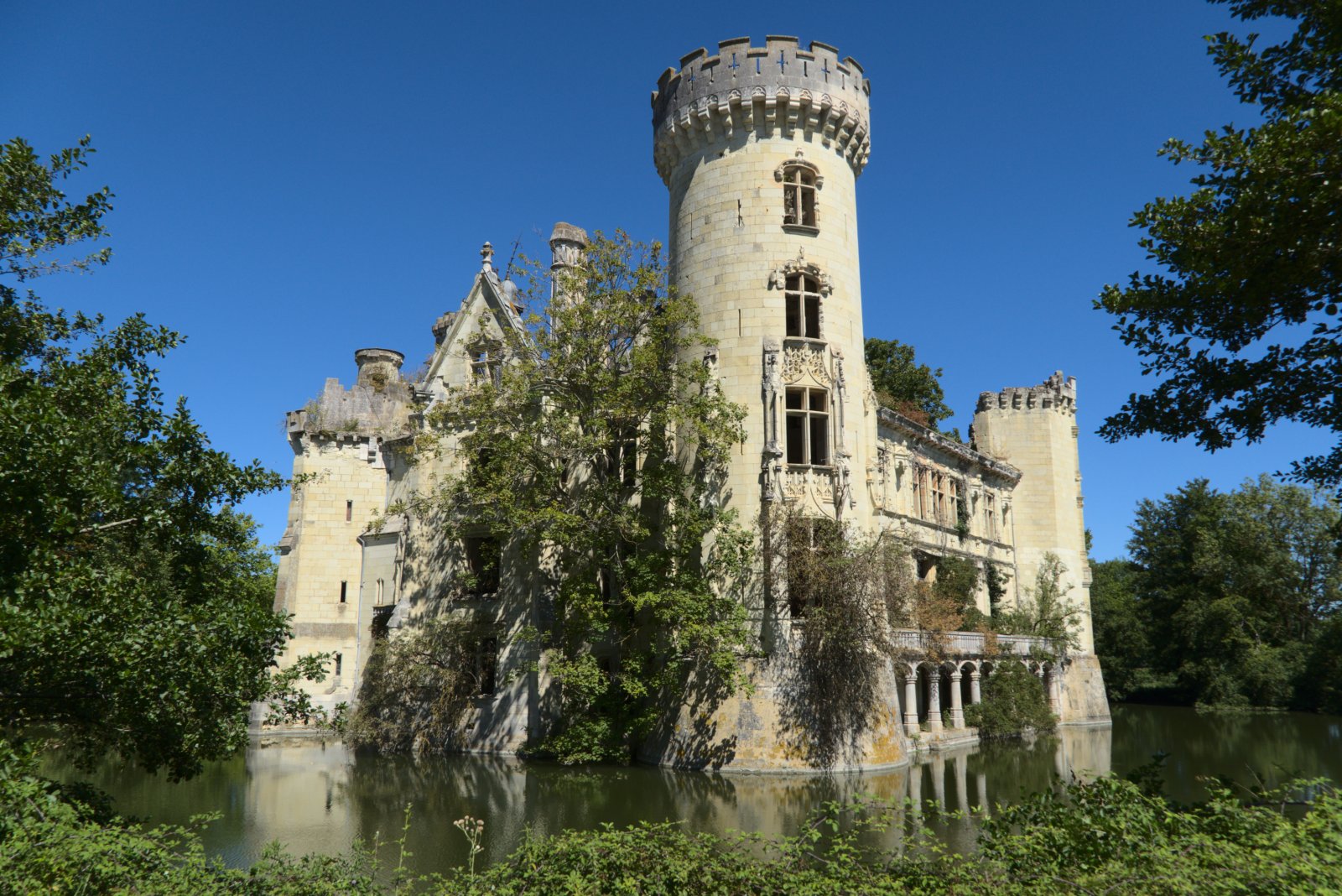 Château de La Mothe-Chandeniers - Les Trois-Moutiers | Secret World Trip Planner