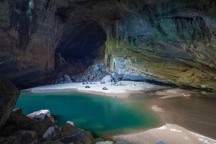 World's largest cave Vietnam's Hang Son Doong — B? Tr?ch
