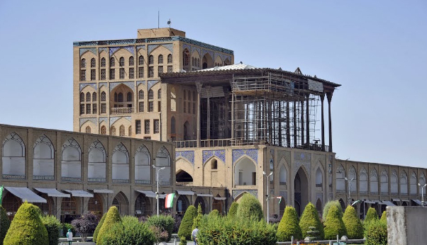 Le palais Ali Qapu est un grand palais situé à Ispahan. — Esfahan