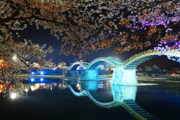 Iwakuni : le pont Kintai est un pont en arc en bois. — Iwakuni