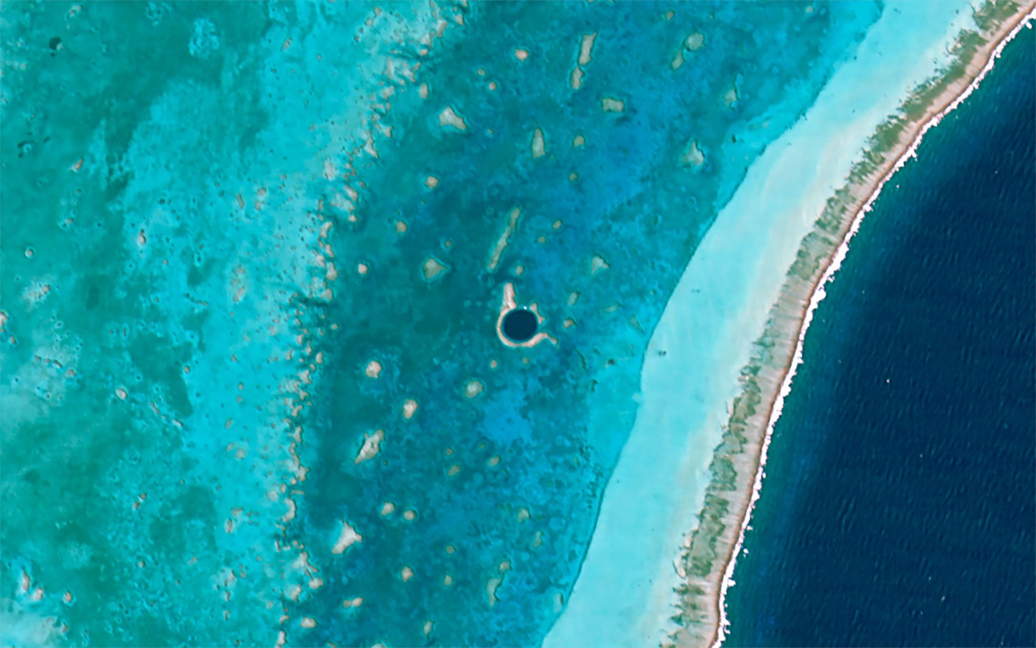 Great Blue Hole : Le plus grand gouffre sous-marin du monde. - Lighthouse Reef | Secret World Trip Planner