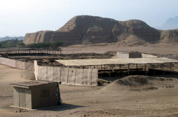 Perù : Temple de la Lune et Temple du Soleil — Moche District